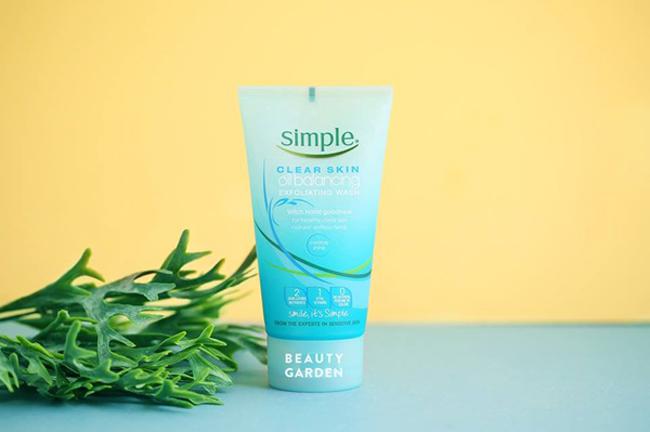Sữa rửa mặt Simple Clear Skin Oil Balancing Exfoliating Wash