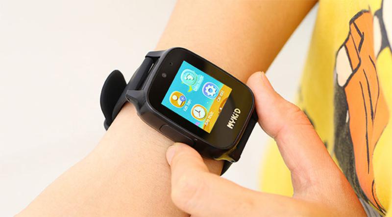 Khởi động thiết bị chính là bước đầu tiên khi sử dụng đồng hồ thông minh