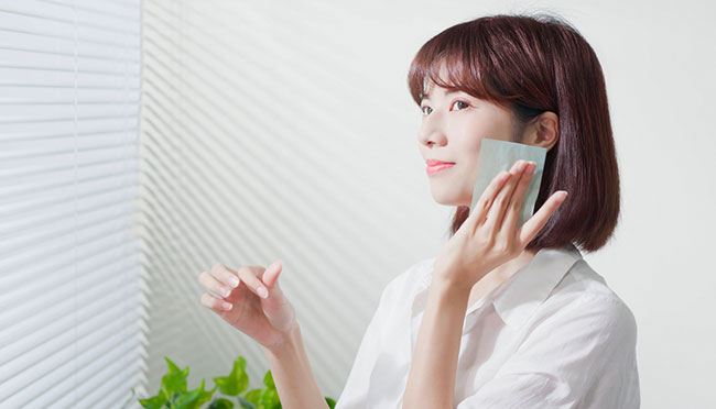 Review 5 giấy thấm dầu tốt, hút sạch da, làn da khô thoáng